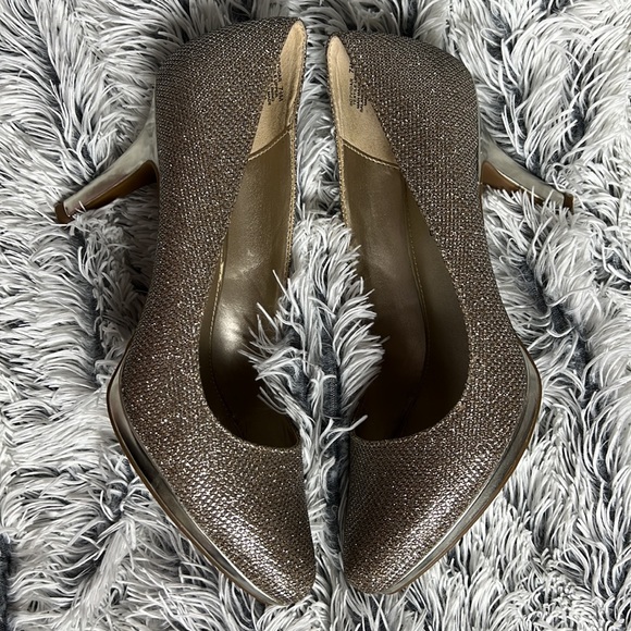 Bandolino Sz 7 1/2M Gold Sparkling Heels - Picture 5 of 9